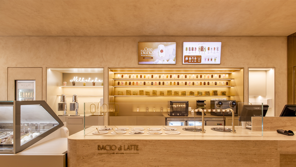 Interior da Bacio di Latte Oscar Freire com revestimento Velvet 103 da TERRACOR nas paredes.